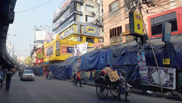 গড়িয়াহাটের ফুটপাত প্লাস্টিকমুক্ত করার অভিযান পুরসভার