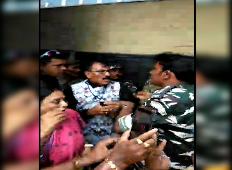 হাওড়ায় বাহিনীর হাতে প্রহৃত তৃণমূল প্রার্থী প্রসূন বন্দ্যোপাধ্যায়