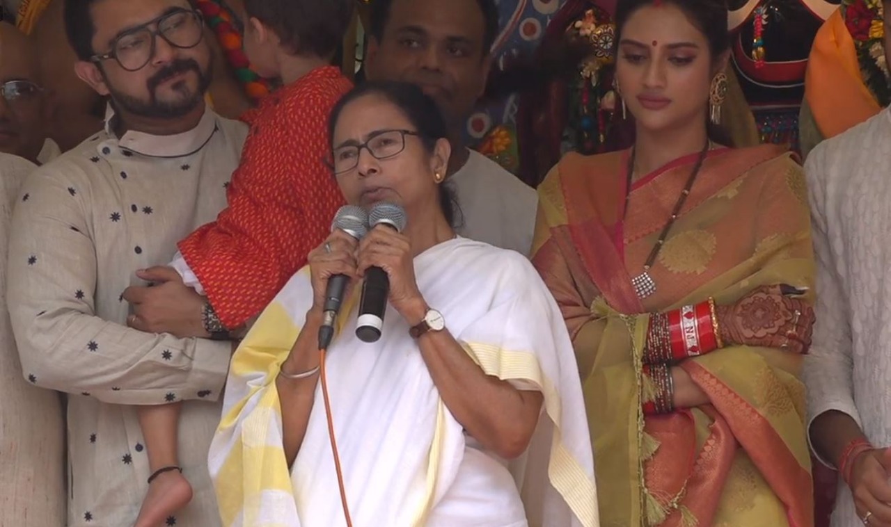 ইসকন রথযাত্রায় সম্প্রীতির বার্তা, উপস্থিত ছিলেন সাংসদ নুসরত, দেখুন ছবি…