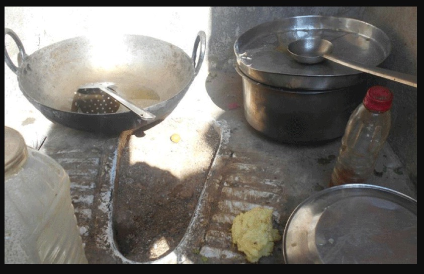 জায়গার অভাবে বাথরুমে রান্না করা হচ্ছে মিডডে মিল…