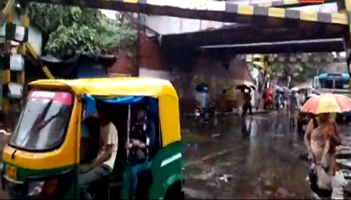 বেলেঘাটায় হাইটবার ভেঙে ব্যাহত যান চলাচল…