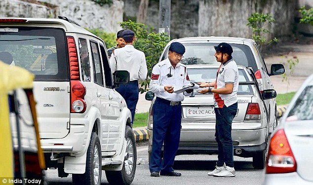 নতুন নিয়ম চালু হতেই ধরপাকড় শুরু,৩৯০০ চালান কাটল দিল্লি পুলিশ
