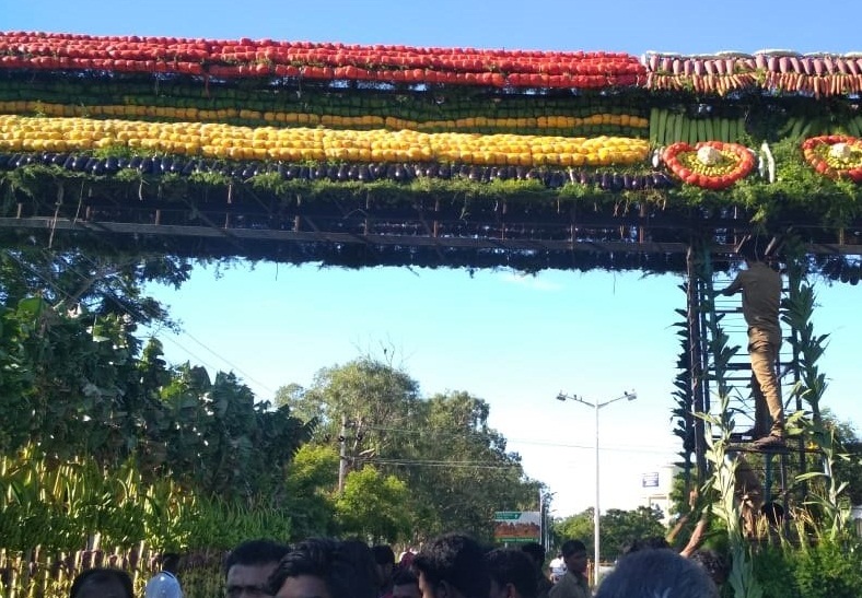 চিনের রাষ্ট্রপতিকে অভ্যর্থনা জানাতে ফল ও সব্জি দিয়ে গেট তৈরি হল…