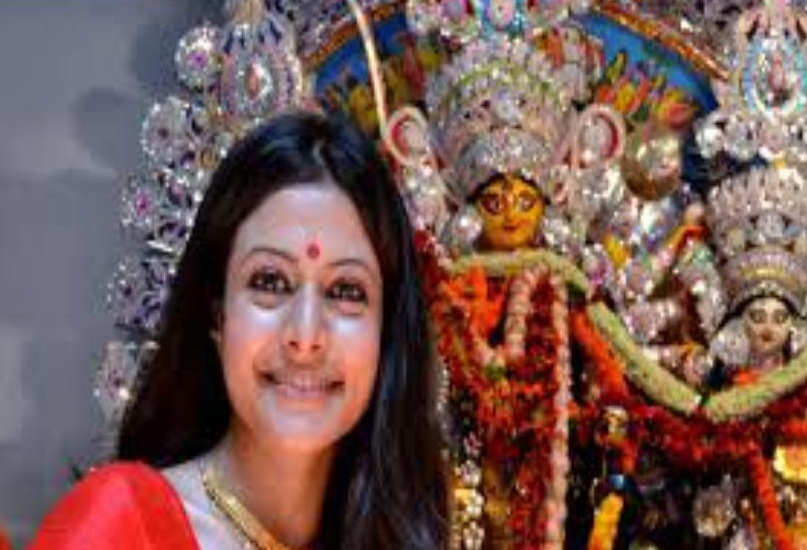 বিষাদের সুর ভবানীপুরের মল্লিক বাড়িতে, মণ্ডপে ধুনচি নাচলেন সায়ন্তনী…