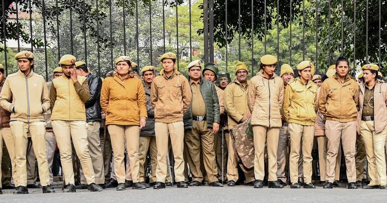 বহিরাগত বাছতে তালিকায় ১০ হাজার মোবাইল নম্বর, ফাঁপরে দিল্লি পুলিশ