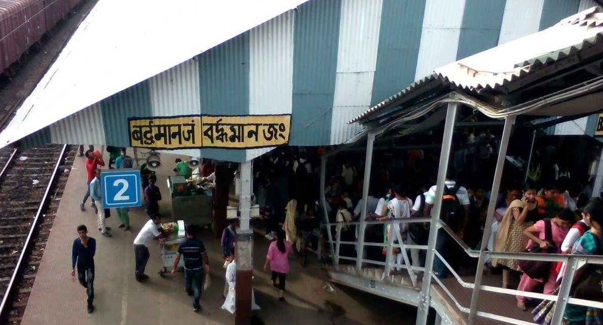 বর্ধমান স্টেশনে বিপর্যয়ের পর একটি ফুট ব্রিজেই ভরসা যাত্রীদের….