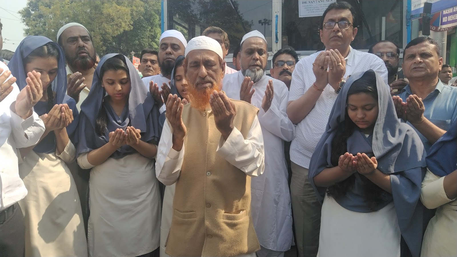 পরীক্ষার্থীদের জন্য বিশেষ বাসের ব্যবস্থা করলেন তৃণমূল সাংসদ ডঃ শান্তনু সেন
