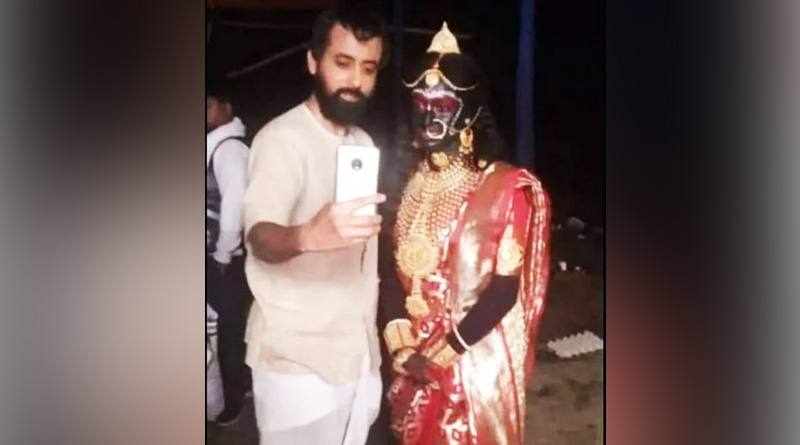 বুঝুন কাণ্ড! মা ভবতারিণীর সঙ্গে সেলফি তুললেন শ্রী রামকৃষ্ণ, ভাইরাল দুই অভিনেতা ছবি