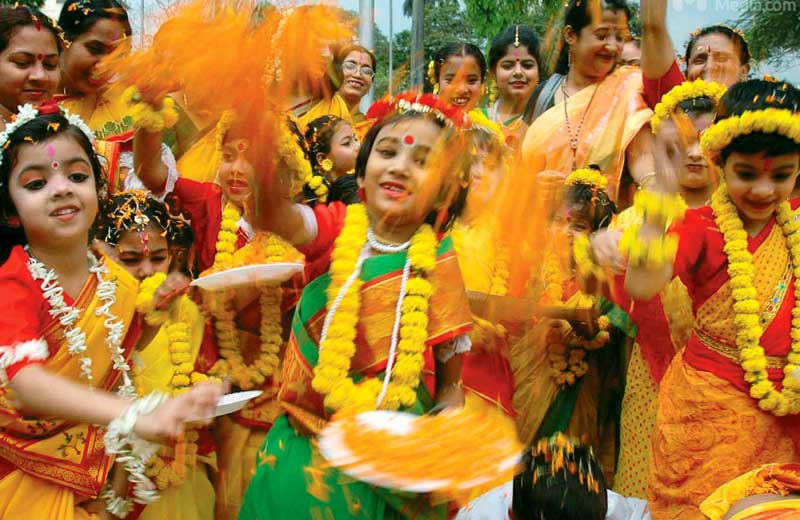 মনোরম আবহাওয়ায় বসন্ত উৎসবে মাতল রাজ্যবাসী, সামিল নেতামন্ত্রীরাও