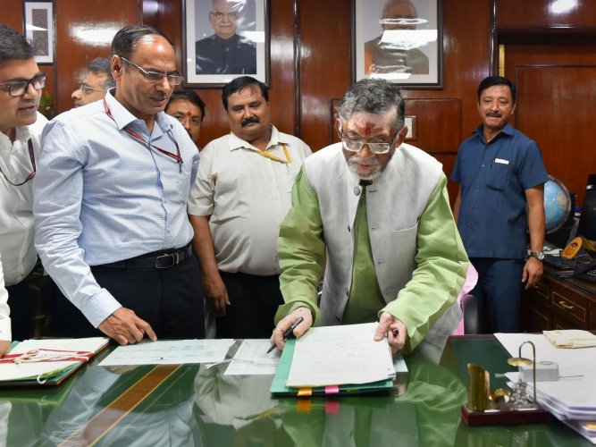 এমপ্লয়িজ প্রভিডেন্ট ফান্ডে সুদের হার এক ধাক্কায় ০.১৫ শতাংশ কমাল কেন্দ্রীয় সরকার