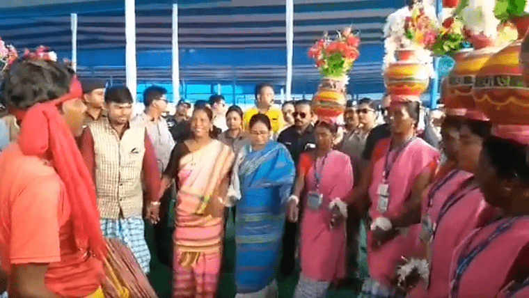 মালদায় গণবিবাহের অনুষ্ঠানে নবদম্পতিদের আশীর্বাদ করলেন মুখ্যমন্ত্রী