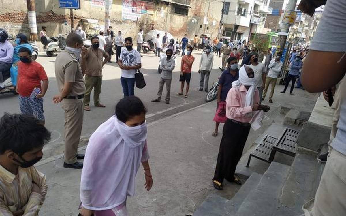 বেলা ১২টা থেকে সন্ধে ৭টা পর্যন্ত খোলা থাকবে দোকান, করোনার মধ্যেই রাজ্যে খুলল মদের দোকান