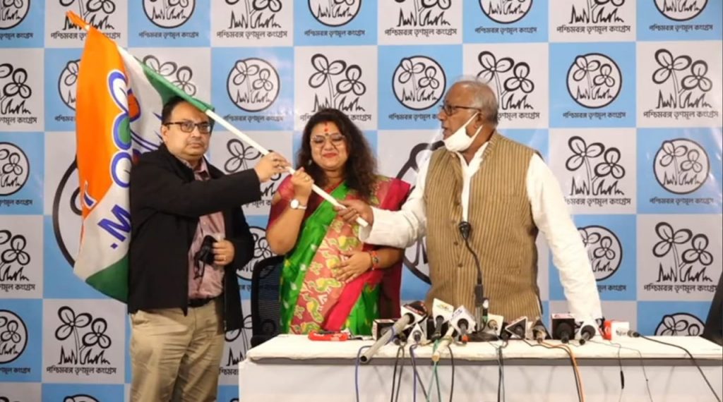 তৃণমূলে যোগদান বিজেপি সাংসদ সৌমিত্র খাঁর স্ত্রী সুজাতার, খাঁ পরিবারে গৃহযুদ্ধ?