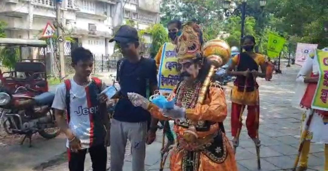 রাস্তায় স্বয়ং যমরাজ, পড়ালেন সচেতনতার পাঠ