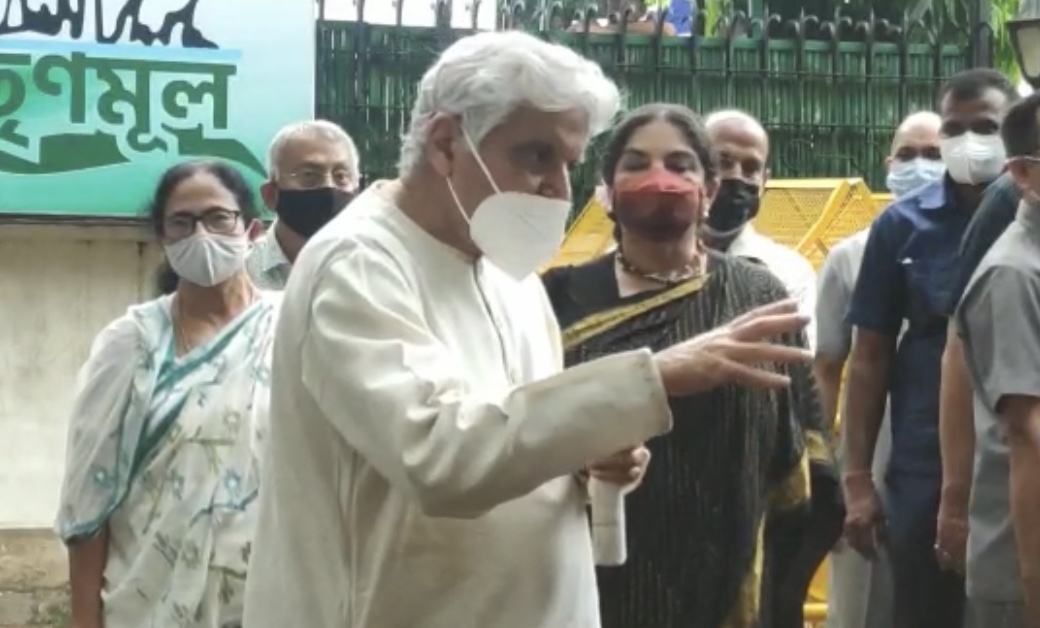 দেশ পরিবর্তন চাইছেঃজাভেদ আখতার