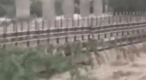 জলের ধাক্কায় ভেঙে গেল জোড়া ব্রিজ