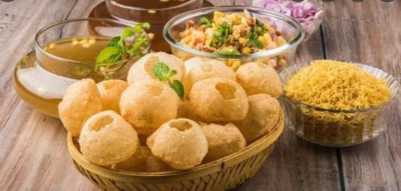 ৫০ হাজার টাকার ফুচকা খাওয়ালেন ফুচকা বিক্রেতা