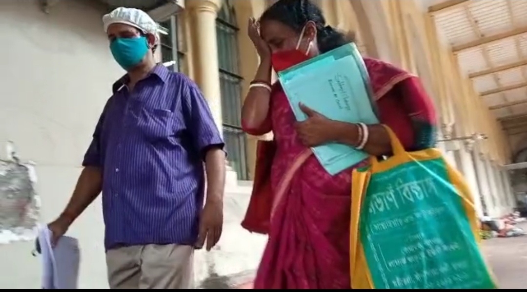 ৪৮ ঘন্টায় শেষ, হাইকোর্টের বারান্দায় হাউ হাউ করে কেঁদে ফেললেন সুব্রজিতের মা বাবা।