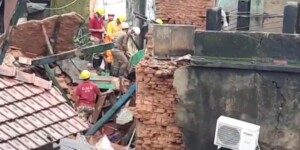 Ahiritola building collapsed : লাগাতার বৃষ্টিতে আহিরীটোলায় ভেঙে পড়ল বাড়ি, মৃত ২