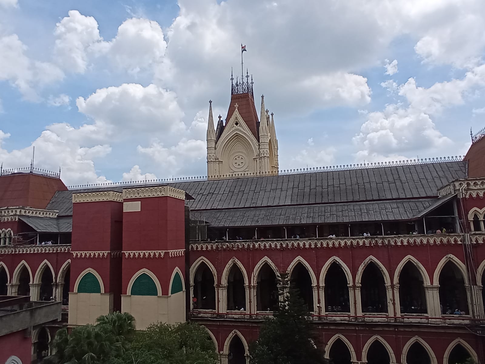 High Court : অবসরপ্রাপ্ত সরকারি কর্মচারীদের সরকারি বাসস্থান দখল মামলায় বেনজির মন্তব্য প্রধান বিচারপতির।