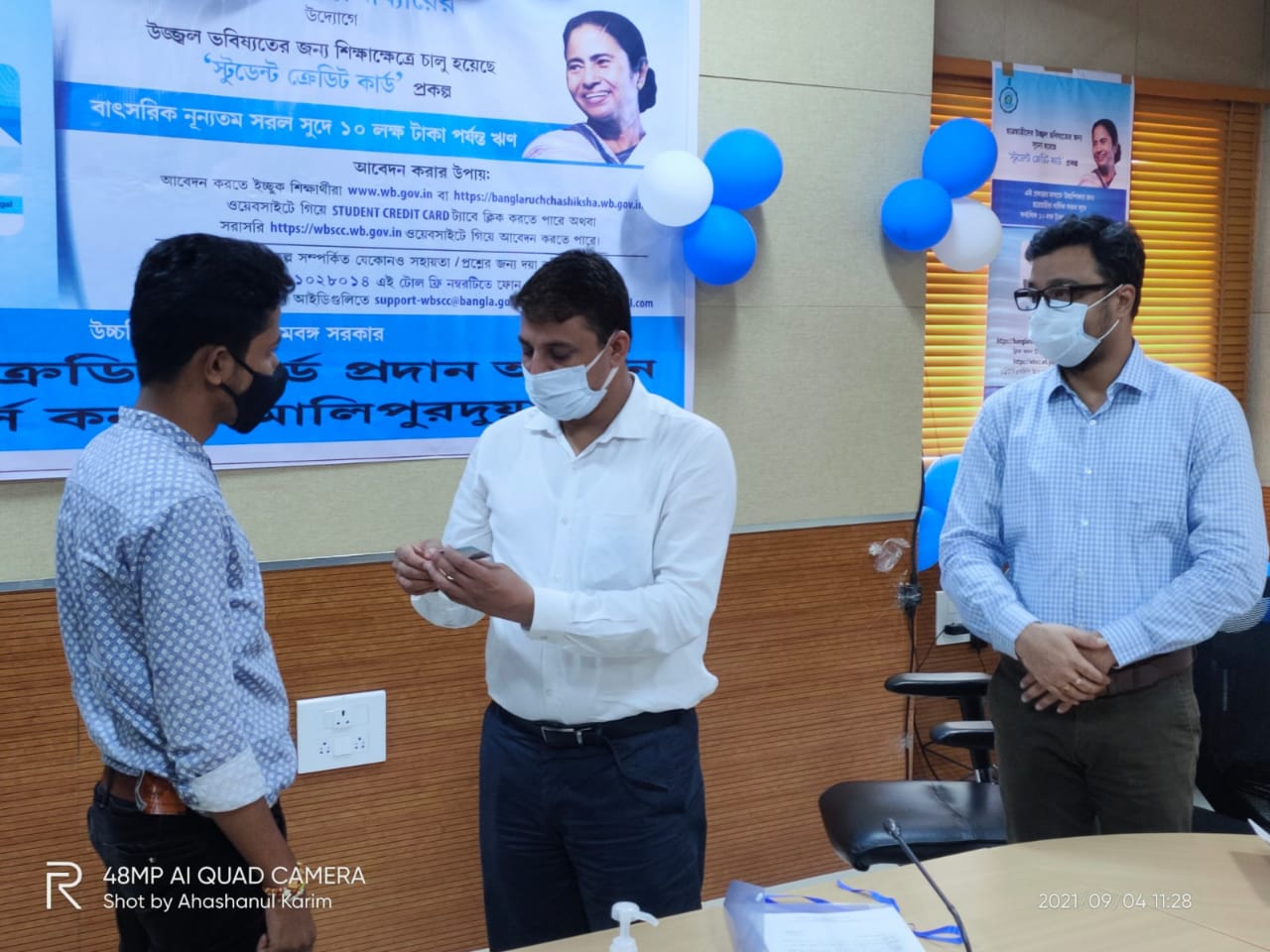 অর্থের অভাবে বন্ধ হতে বসা কলেজের দুয়ার খুললো মমতার স্টুডেন্ট ক্রেডিট কার্ডে।