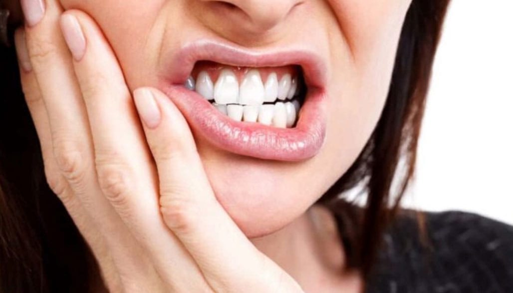 দাঁতে ব্যথা? রয়েছে ঘরোয়া কয়েকটি উপায়