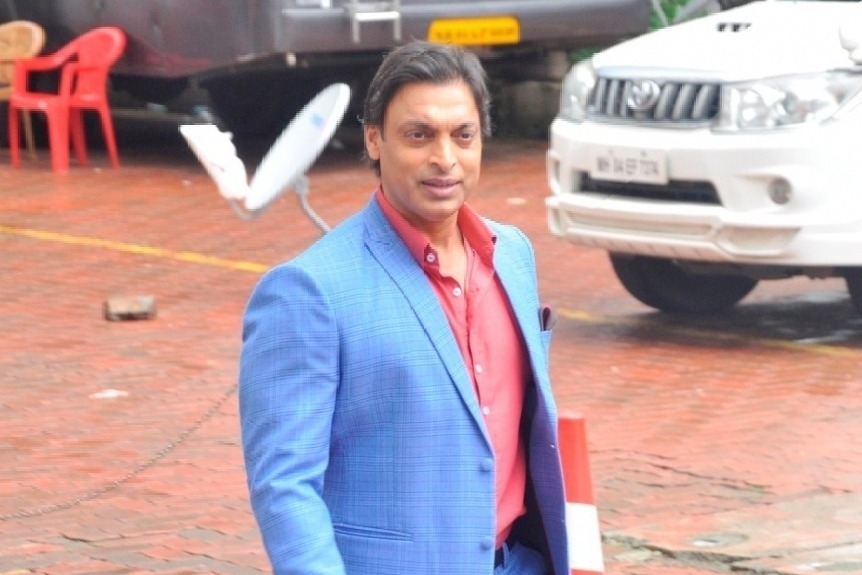 মাঠে অশ্বমেধের ঘোড়দৌড় পাকিস্তানের, বাইরে বিতর্কে শোয়েব আখতার