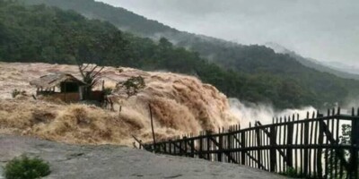 Kerala Flood : কেরলে ভেঙে পড়ল বাড়ি