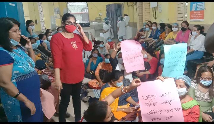 অনৈতিক ভাবে বদলি কেন? – বিক্ষোভে এসএসকেএমের নার্সরা