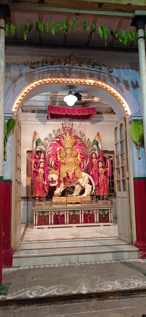 গান ফায়ার থেকে কার্বাইটের আলো সবই যেন অতীত।তবুও শতবর্ষে বি,কে,পালে জগদ্ধাত্রীর জৌলুস আজও অটুট রয়েছে