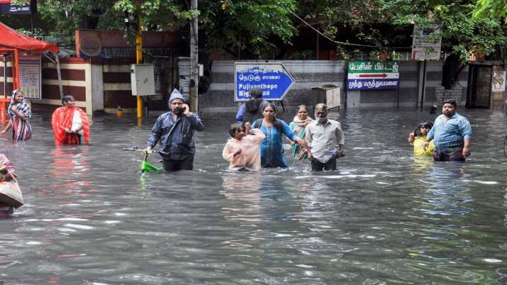 বৃষ্টি থামার লক্ষণ নেই, নিরাপত্তার কারণে স্থগিত হল, চেন্নাই বিমানবন্দরে বিমান অবতরণ