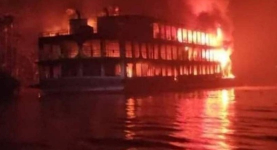 বাংলাদেশের যাত্রীবাহী লঞ্চে ভয়াবহ আগুন