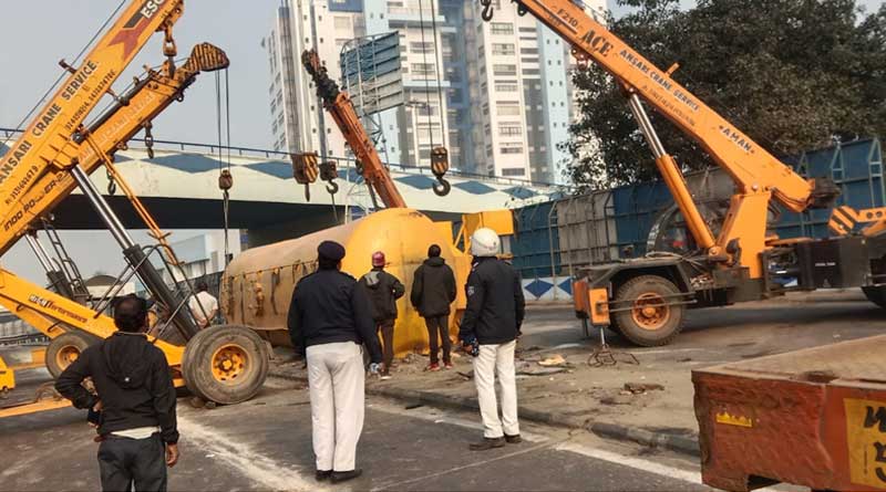 ৫ দিনের মাথায় আবারও নবান্নের সামনে উল্টে গেল ছাই বোঝাই ট্রাক্টর