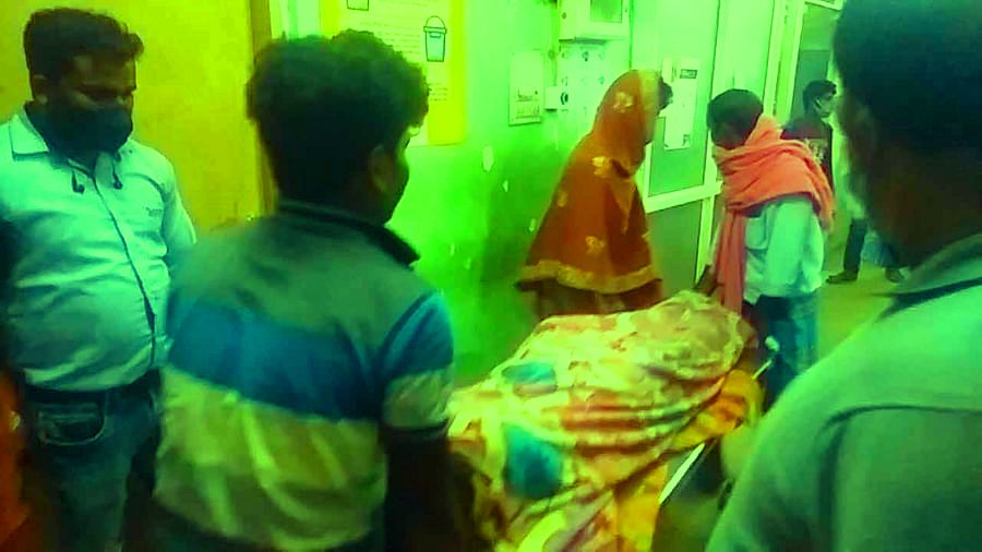 নির্মীয়মান বাড়ির সানশেড ভেঙে বিপত্তি