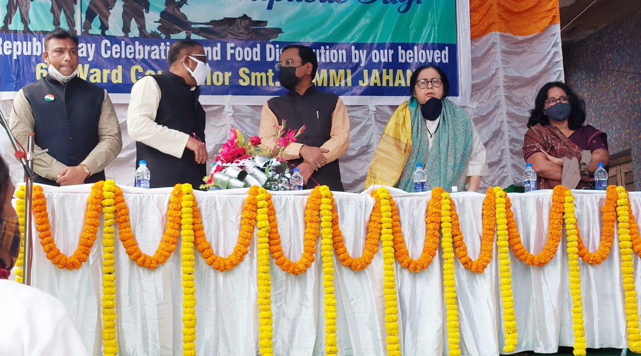 গরিব মানুষের সাহার্থে এগিয়ে এলেন পূর্ব কলকাতার তৃণমূল কংগ্রেসের কর্মীরা