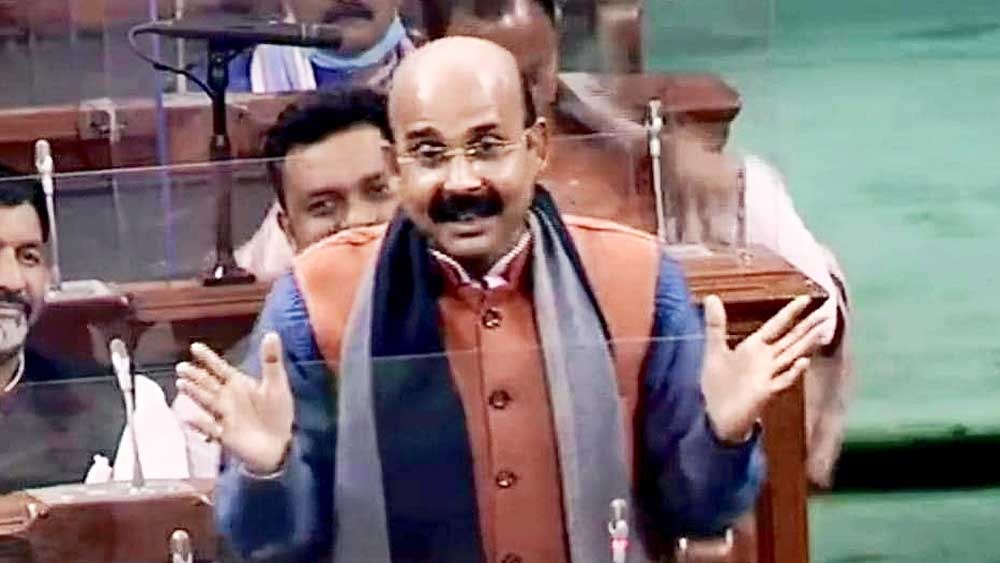সংসদে জটায়ু নাকি! চমকে গেলেন নেটাগরিকরা