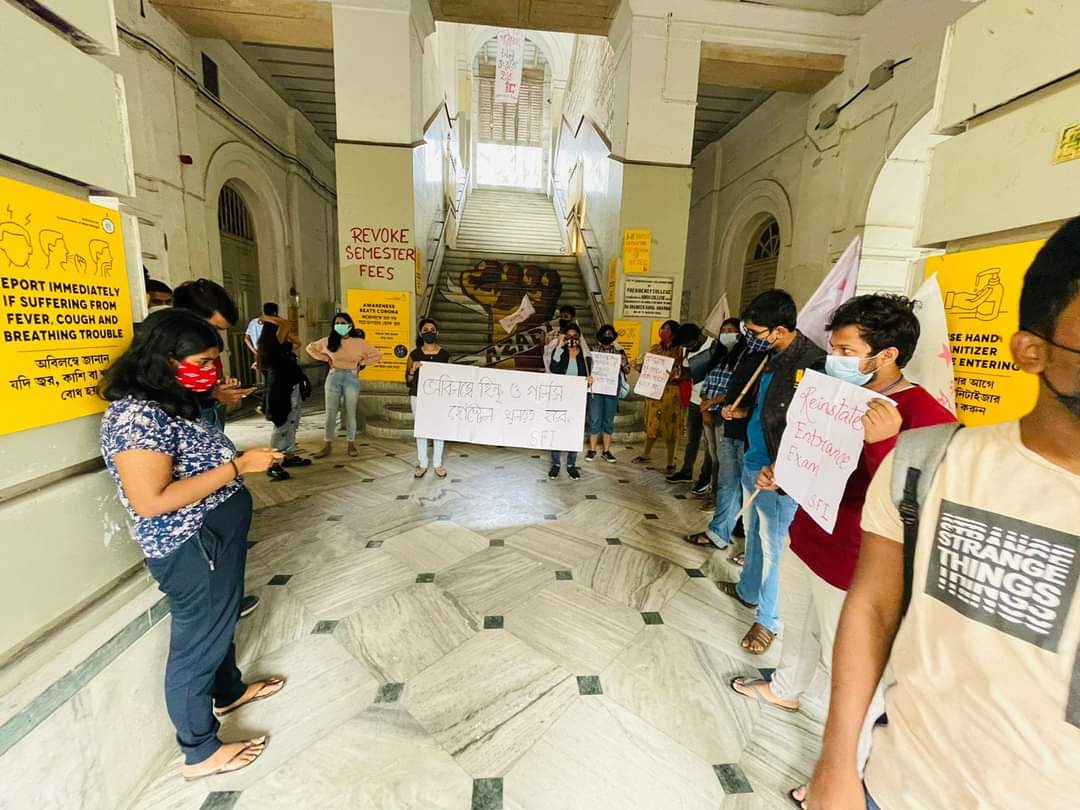 বিশ্ববিদ্যালয়ের দরজা খুলতেই আন্দোলন শুরু