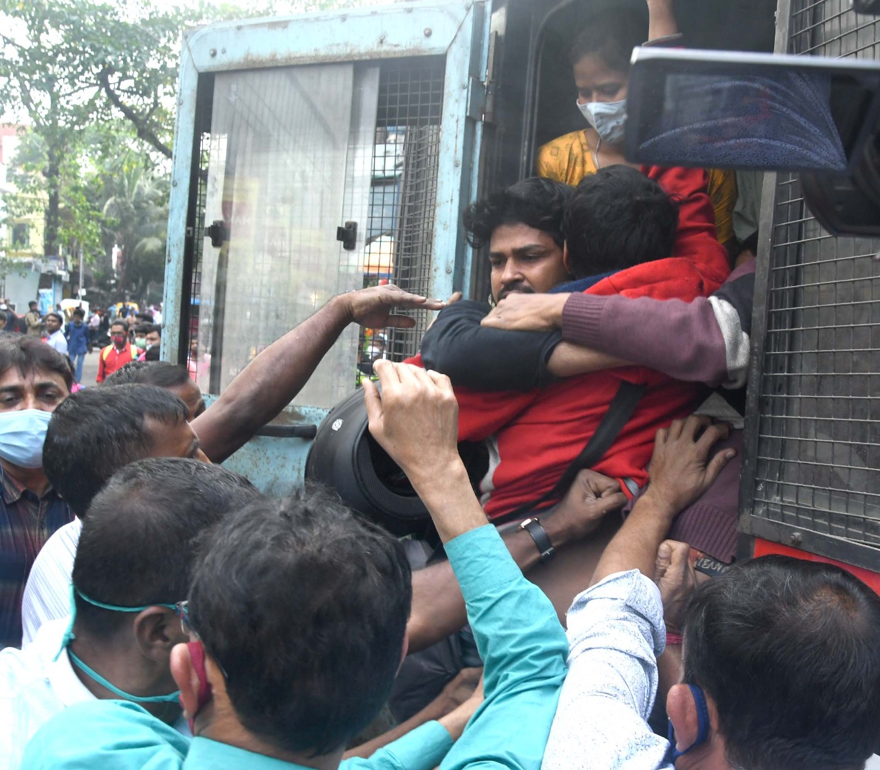 দফায় দফায় ধ্বস্তাধস্তি, রাসবিহারী মোড়েই পুলিশ আটকাল এসএফআইয়ের মিছিল