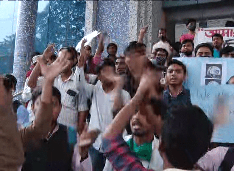 হত্যাকারীদের শাস্তি চাই- আনিসের পড়ুয়াদের স্লোগানে উত্তাল হল তিলোত্তমার রাজপথ