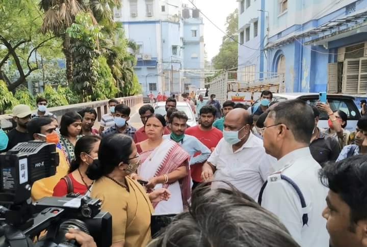 বসিরহাটের নির্যাতিতাকে দেখতে হাসপাতালে বিজেপির প্রতিনিধি দল – মিলল না দেখা করার অনুমতি