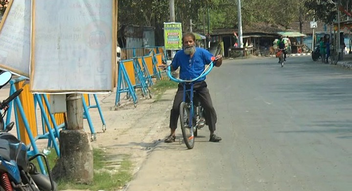 টেরাকোটা শিল্পীর হাতে তৈরি হচ্ছে বিশেষ সাইকেল। করোনা সংক্রমণের কারণে বন্ধ হয়ে গেছে কাজ। তাই দু চাকার দুনিয়ায় মনোনিবেশ শিল্পী সজল রায়ের