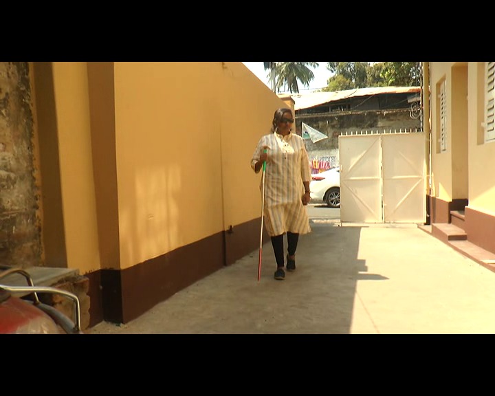 স্বপ্ন দেখতে দৃষ্টি লাগে না। মাম্পি দে দৃষ্টিহীন হওয়া সত্ত্বেও স্বপ্ন দেখার অধিকার রাখে।