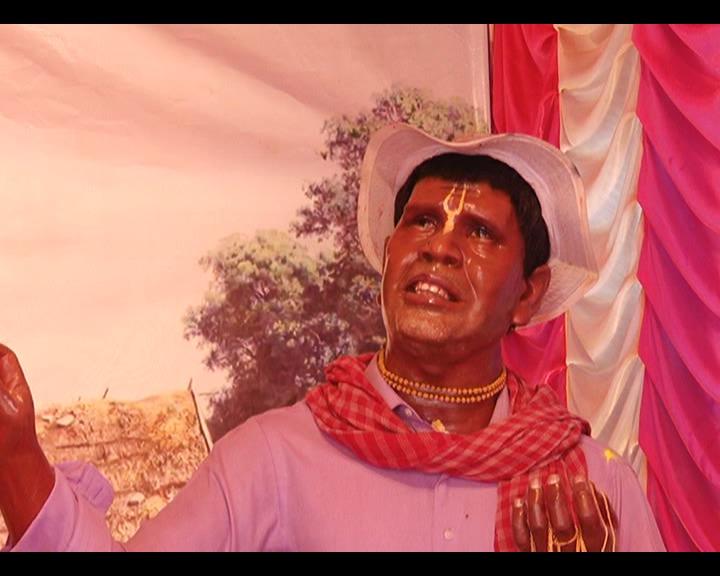 বাদামকাকু’ জনপ্রিয়তার শিখরে। এবার কলকাতায় তৈরি হল ‘বাদামকাকু’র মূর্তি।