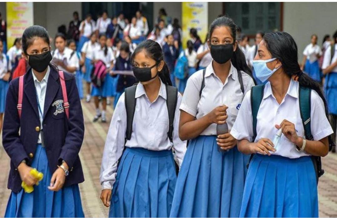 নীল-সাদা রঙের স্কুল ইউনিফর্ম আর তাতে থাকবে বিশ্ব বাংলার লোগো। এমনই বিজ্ঞপ্তি সমগ্র শিক্ষা মিশনের
