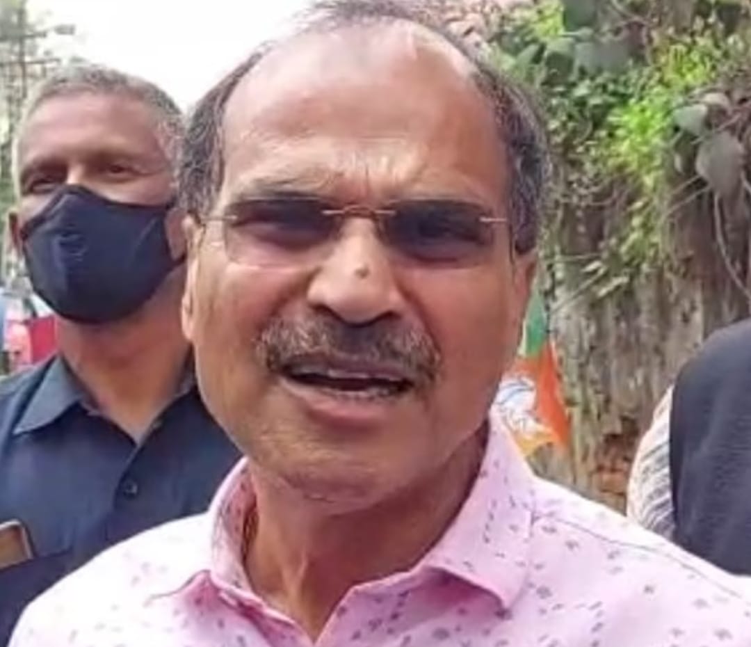 অধীরকে ‘পুলিশি’ বাধা