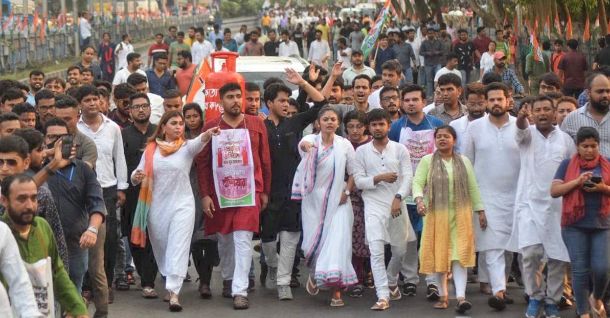 মহার্ঘ্য জ্বালানি। রাজপথে তৃণমূল ছাত্র-যুব।