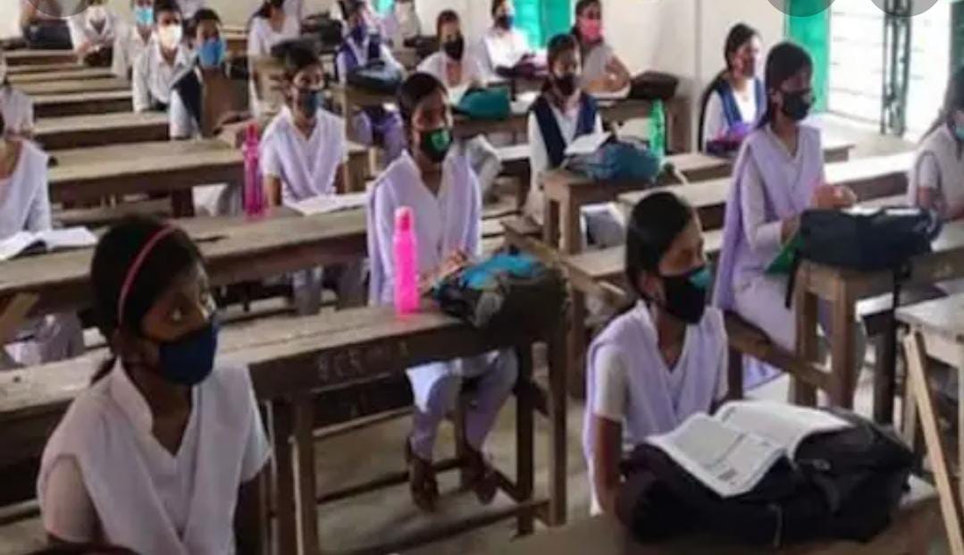 নির্বিঘ্নে কাটল উচ্চ মাধ্যমিকের প্রথম দিনের পরীক্ষা