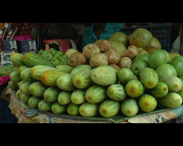 পেট্রোপণ্যের মূল্যবৃদ্ধির জের, রমজান মাসে ফলের বাজার আগুন