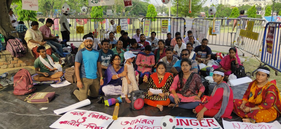 কড়া রোদ ও তীব্র গরমকে উপেক্ষা করে চলছে আন্দোলন চাকরি প্রার্থীদের