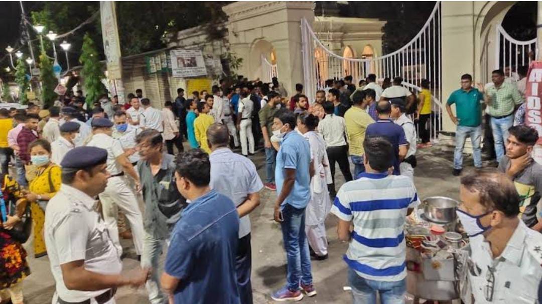 হিন্দু হস্টেল থাকাকে কেন্দ্র করে বচসা। ঘটনাস্থলে বিশাল পুলিশ বাহিনি